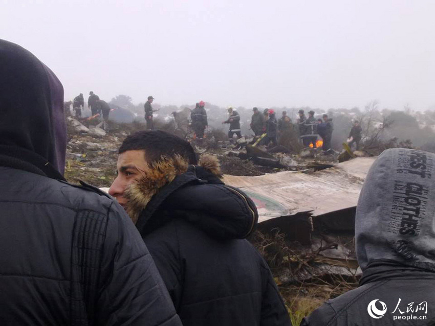 2月11日在阿尔及利亚东部乌姆布瓦吉省拍摄的军用飞机坠毁事故现场。东方IC