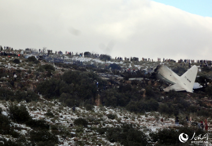 2月11日在阿尔及利亚东部乌姆布瓦吉省拍摄的军用飞机坠毁事故现场。东方IC