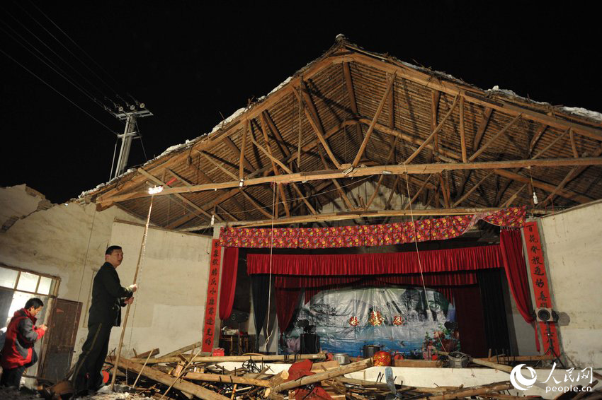 图为万苍乡雅庄村会堂坍塌事故现场。