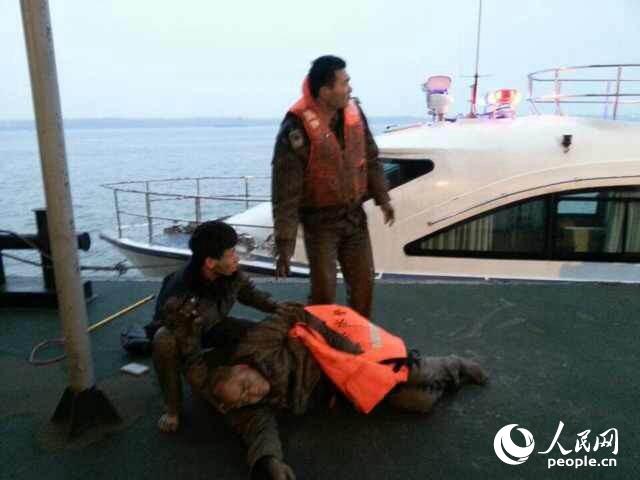 南京:老汉身陷淤泥中 两民警跳江手扒淤泥救人