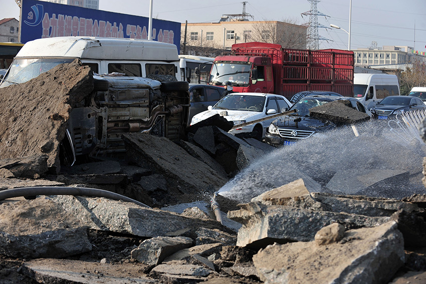 武汉一道路地下疑似发生沼气爆炸