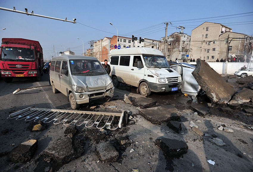 武汉一道路地下疑似发生沼气爆炸【5】