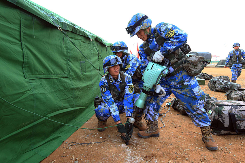 2月24日，海军陆战队官兵乘专列抵达北京军区某训练基地后，在野营村搭建帐篷。新华社记者 查春明摄