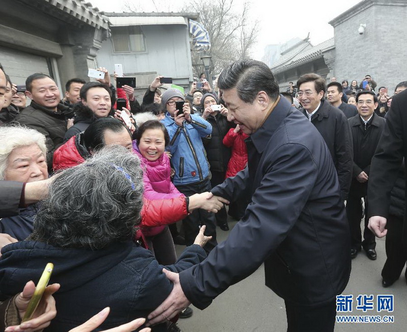  中共中央总书记、国家主席、中央军委主席习近平近日在北京市考察。这是习近平在东城区考察玉河历史文化风貌保护项目时与群众热情握手。新华社记者 丁林 摄