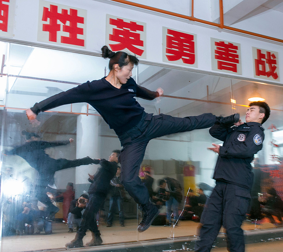 3月6日,女子特警队员孝希凤在实战格斗中,飞身踢向陪练.