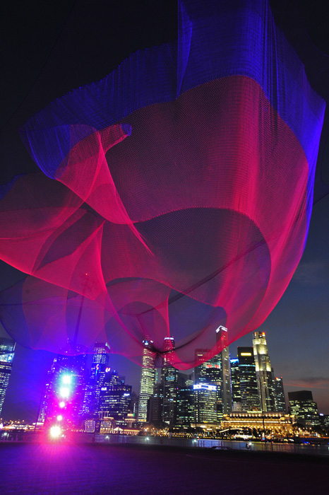 照亮滨海湾灯光节新加坡举行 灯光艺术品吸引