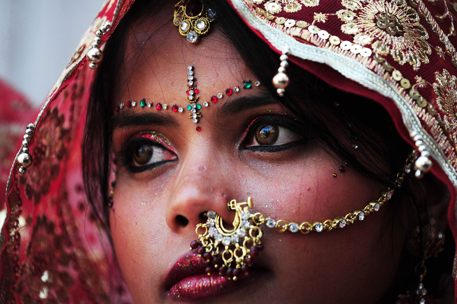 在印度新德里，一名待嫁新娘等待新郎抵达婚礼现场。（2014年3月3日摄）新华社/法新（程婷婷编辑）