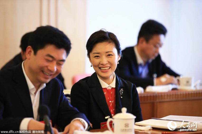 　2014年3月7日，北京，2014年全国两会在人民大会堂召开。全国政协委员周涛（右）高林/东方IC 