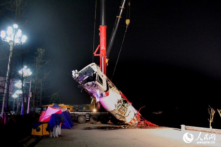 2014年3月12日,贵州铜仁市,消防官兵夜间打捞肇事车.柯友川/cfp