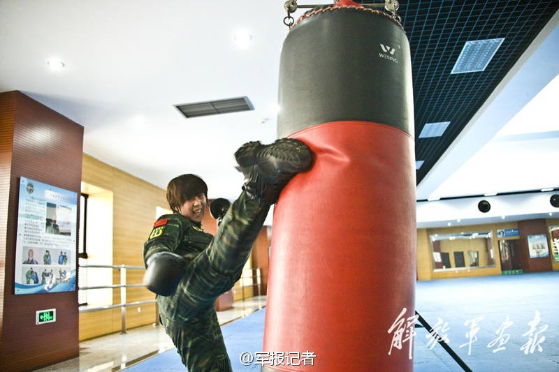 中国<em>女特警</em>扮成空姐抓捕歹徒【3】--图片频道