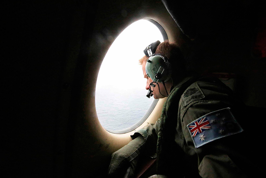 搜寻航班。3月21日，澳大利亚皇家空军军官迈克尔・米克什卡透过飞机舷窗在南印度洋上空寻找失联的马航MH370航班。新华社/路透