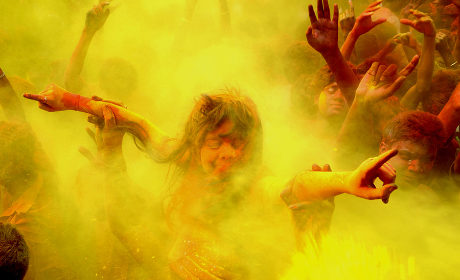 七彩梦。3月17日，在印度高哈蒂，人们庆祝洒红节。洒红节也叫“胡里节”，是印度最古老的节日之一。印度民众会在自己脸上和身上涂上颜料，并向别人抛撒五颜六色的颜料和粉末来庆祝洒红节。 新华社发