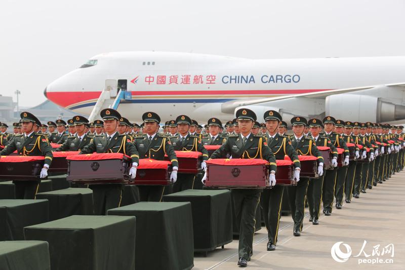 今天上午，在韩中国人民志愿军烈士遗骸回国迎接仪式在沈阳桃仙机场举行。图为迎接仪式现场。（李祥辉摄）