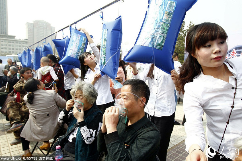 3月29日，河南栾川县老君山将20袋新鲜空气送至河南郑州绿城广场让市民免费“品尝”。王琪/东方IC
