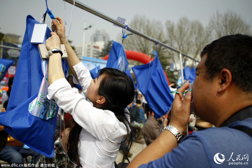 3月29日，河南栾川县老君山将20袋新鲜空气送至河南郑州绿城广场让市民免费“品尝”。王琪/东方IC