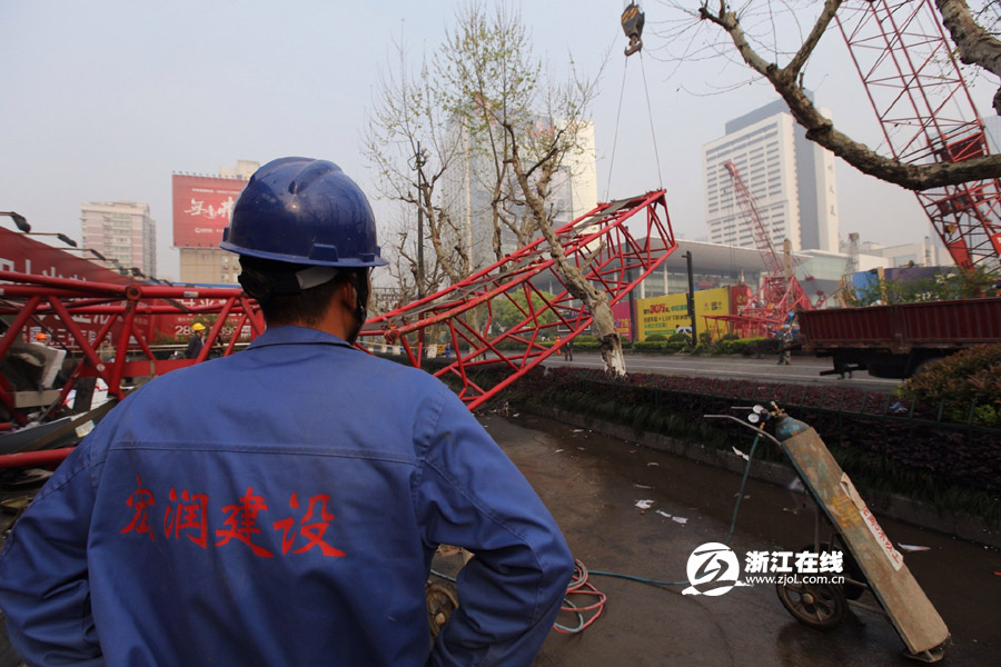 杭州市中心武林广场塔吊倒塌 已致一人死亡
