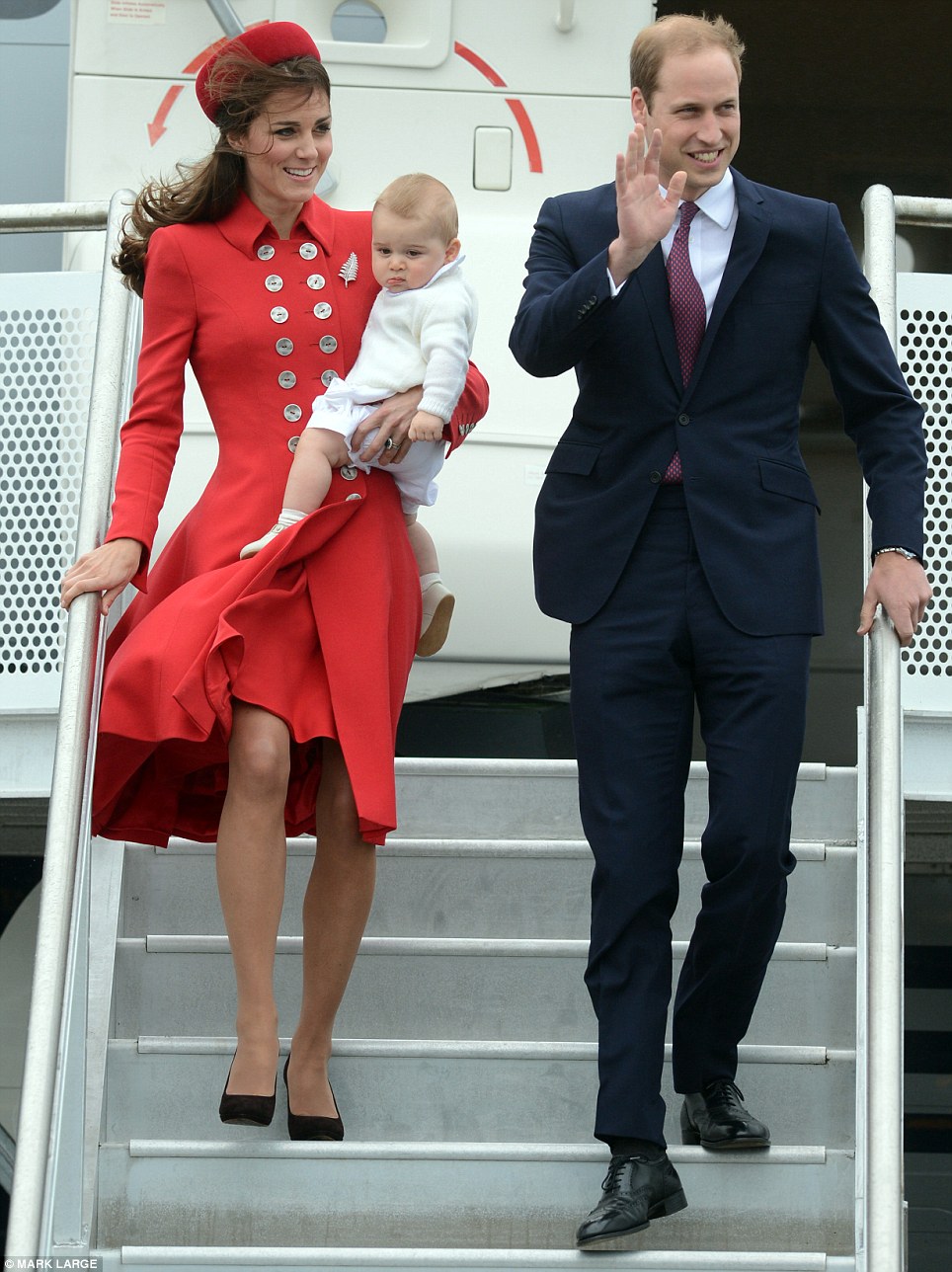可爱的英国乔治小王子跟母亲撒娇扯头发