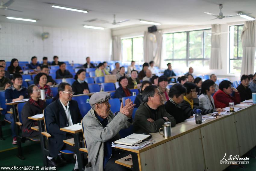 4月9日,安徽省合肥市,中国科技大学的课堂上吴天雄老人正在认真听课.