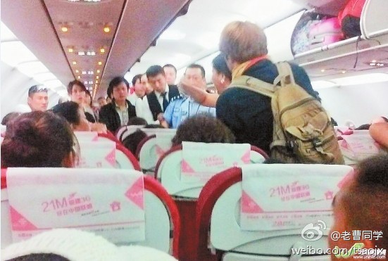 泰国飞北京航班:3中国乘客因吃饭声大持刀叉互