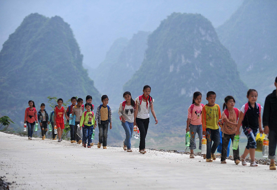 4月21日，在广西凌云县伶站瑶族乡浩坤村，孩子们提水去学校。新华社记者 黄孝邦 摄