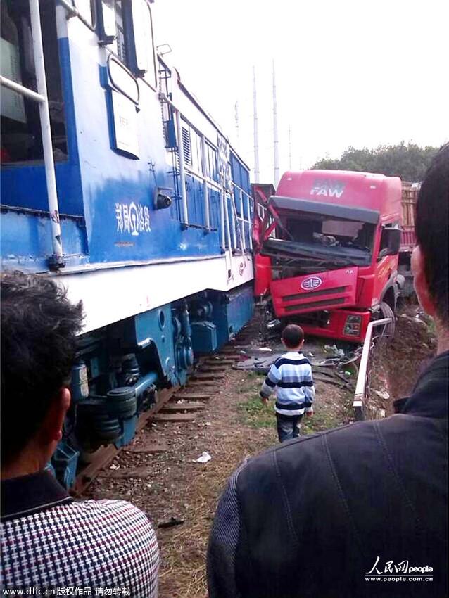 河南洛阳一列货运火车与大货车发生碰撞事故