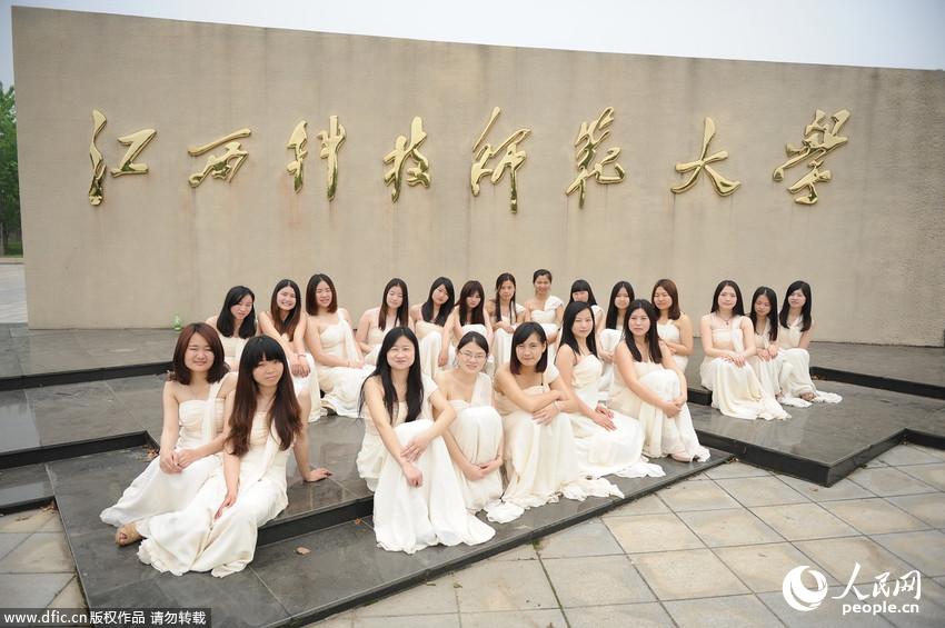 江西大学生拍创意婚纱毕业照 留住青春记忆