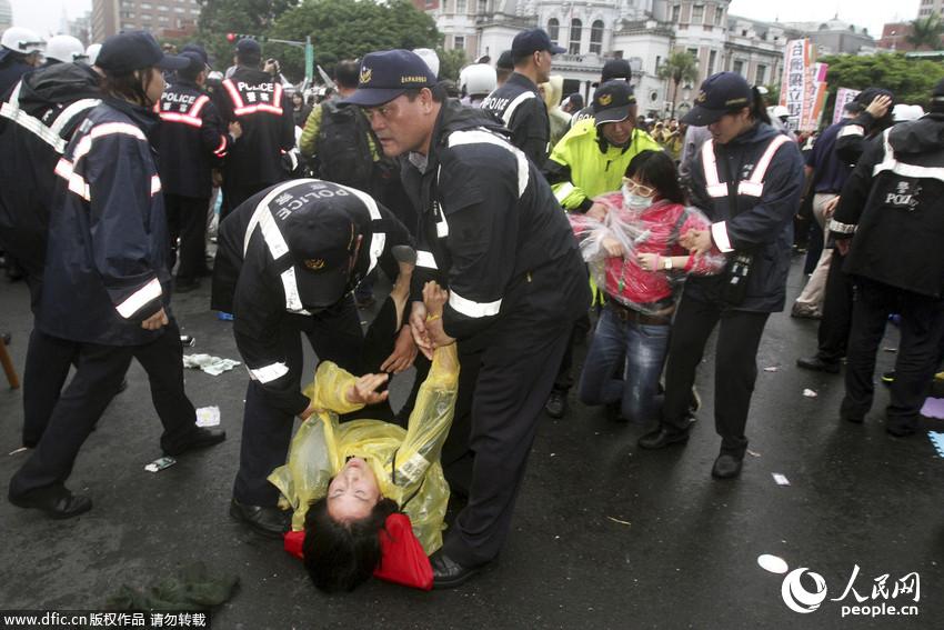 台北警方强制驱离反核民众 冲突致警民受伤【5】