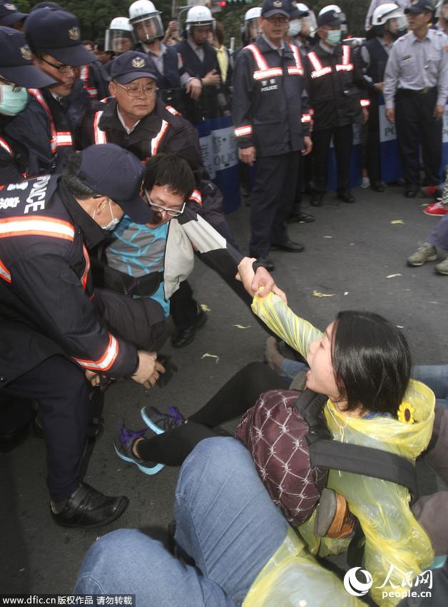 台北警方强制驱离反核民众 冲突致警民受伤【3】