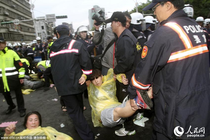 台北警方强制驱离反核民众 冲突致警民受伤【7】
