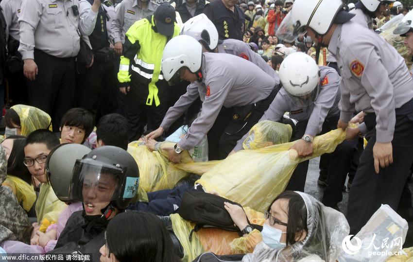 台北警方强制驱离反核民众 冲突致警民受伤【6】