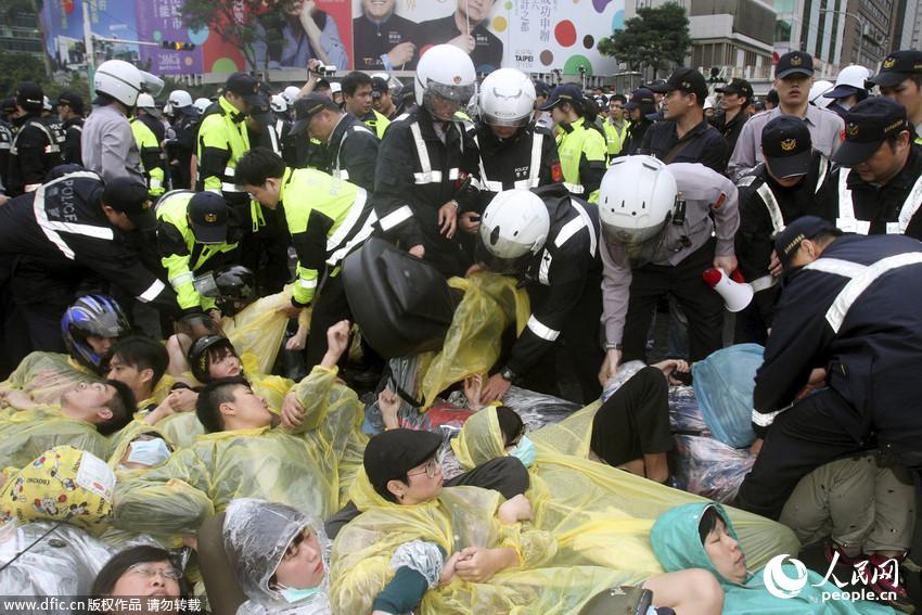 台北警方强制驱离反核民众 冲突致警民受伤【2】