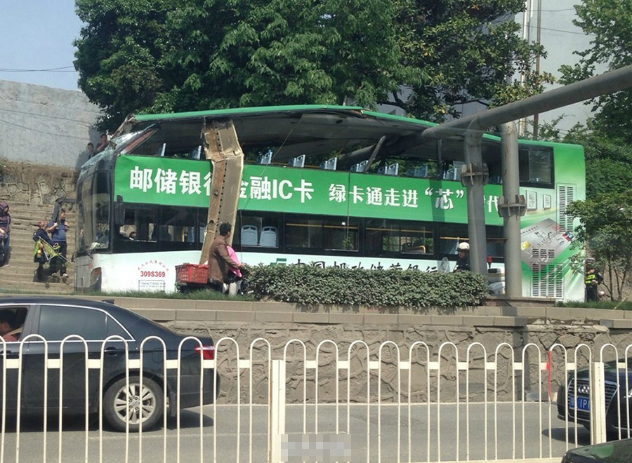 武汉双层公交撞上铁路桥限高架 车顶被剃3人受伤【3】