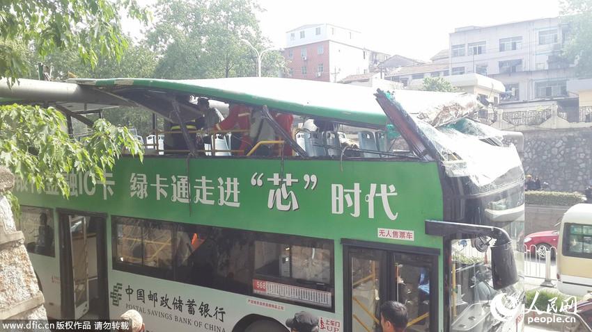 武汉双层公交撞上铁路桥限高架 车顶被剃3人受伤【2】