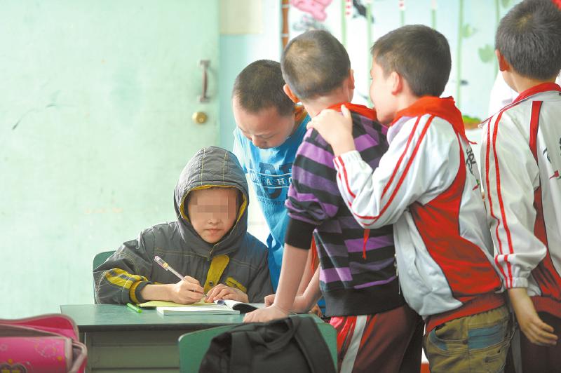 4月28日，教室里的小良陈受到老师和同学的特殊照顾。