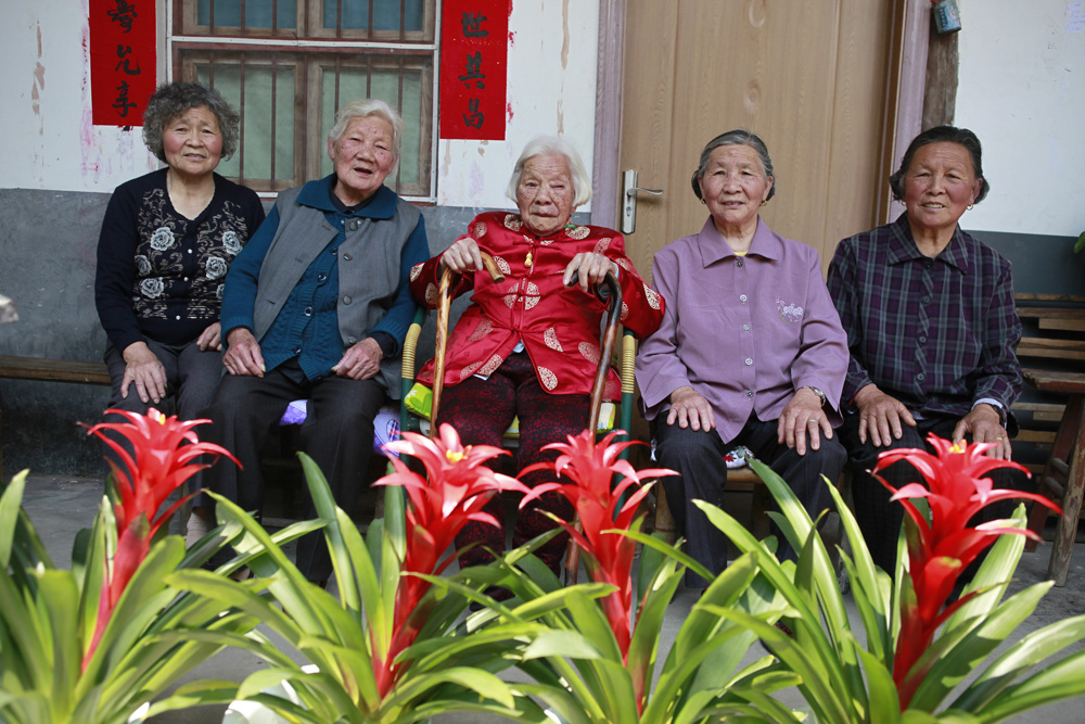 卢可夫(右二)80岁,三女儿卢明林(右一)75岁,四女儿卢爱玉(左一)70岁