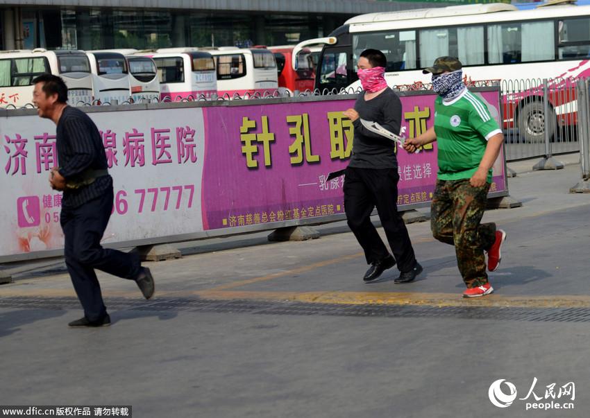 济南长途汽车总站上演反恐演练 恐怖分子被围