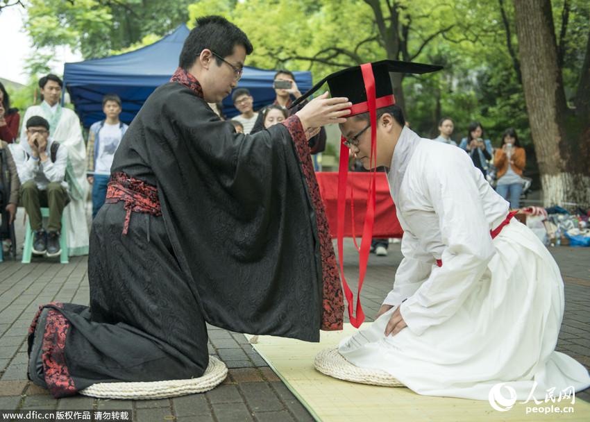 重庆西南大学按古俗行成年礼 学生着汉服加冠