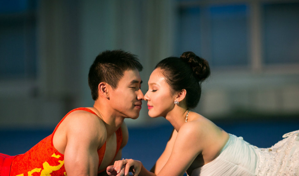 网友大赞史上最难婚纱照 吊环冠军:普通动作- 