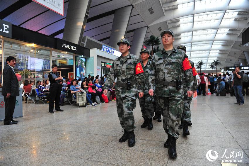 两千民兵巡逻北京天津石家庄等6大火车站