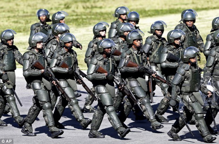 巴西世界杯安保队伍全副武装 如机械战警