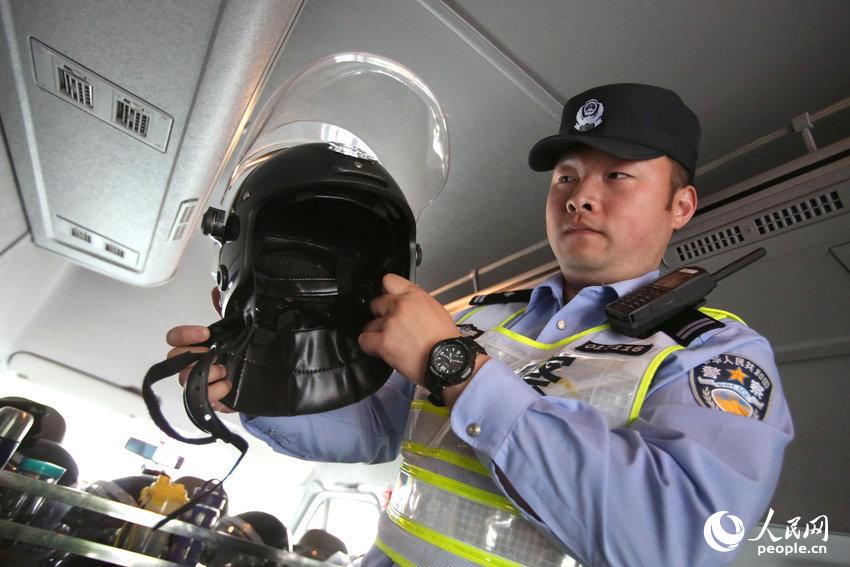 揭秘沪警方首支冲锋队 配手枪及可4G传输头盔
