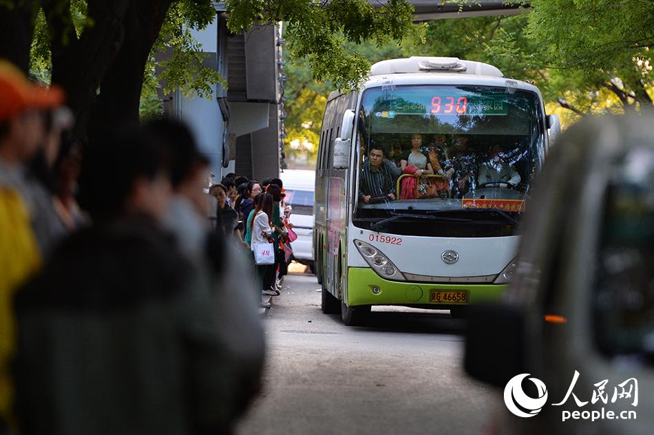 从始发站开出的930路公车已挤满乘客(人民网记者 翁奇羽 摄)