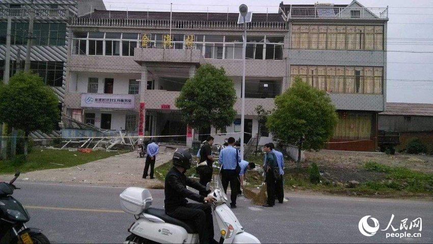 安徽枞阳一村民身绑炸药冲进村部引爆致2死4