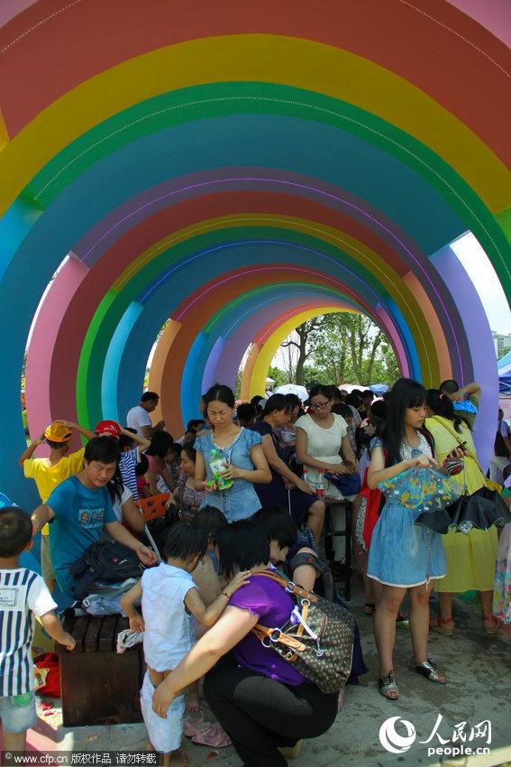 广州儿童公园开放首日挤爆棚 百余孩子走丢