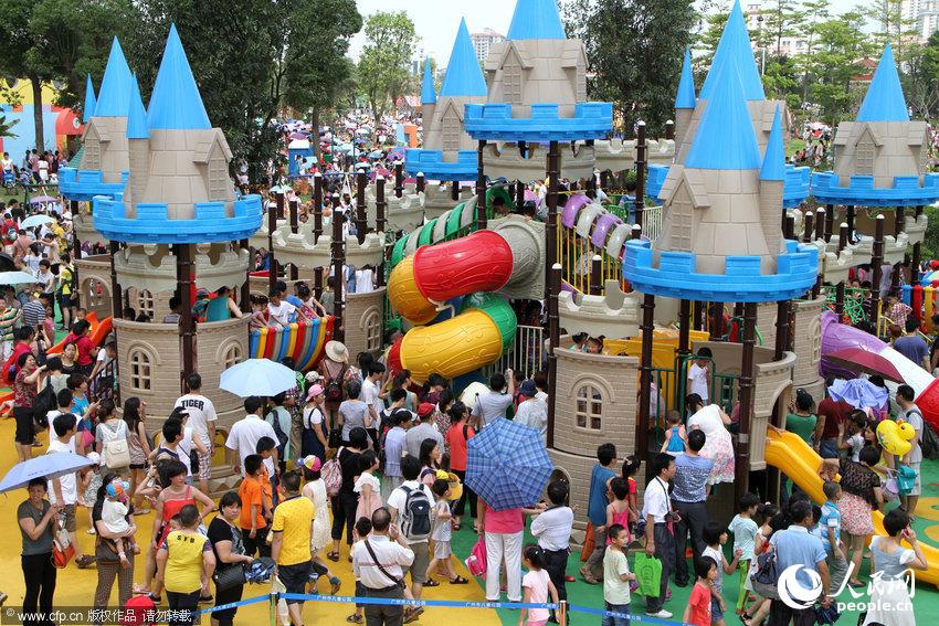 广州儿童公园开放首日挤爆棚 百余孩子走丢