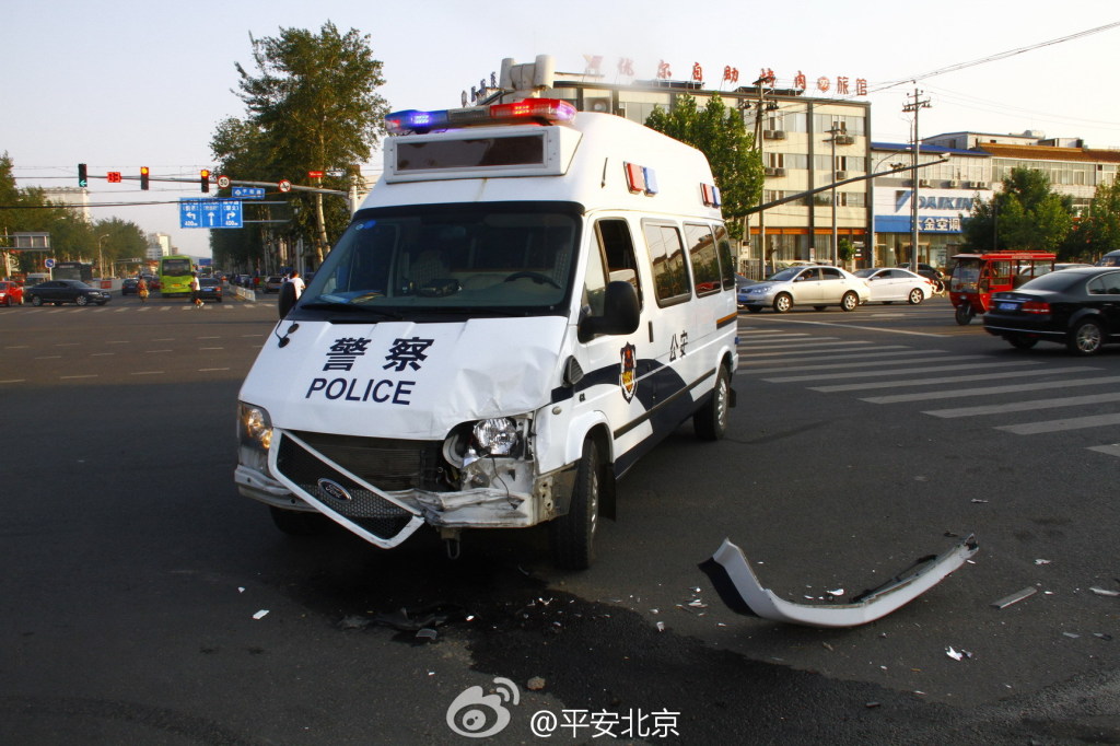 北京非法运输烟花爆竹车辆撞碎警车保险杠