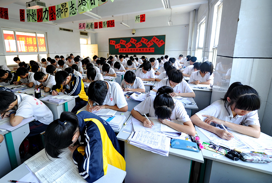 6月3日,河北省衡水市第二中学高三学生在教室内复习.