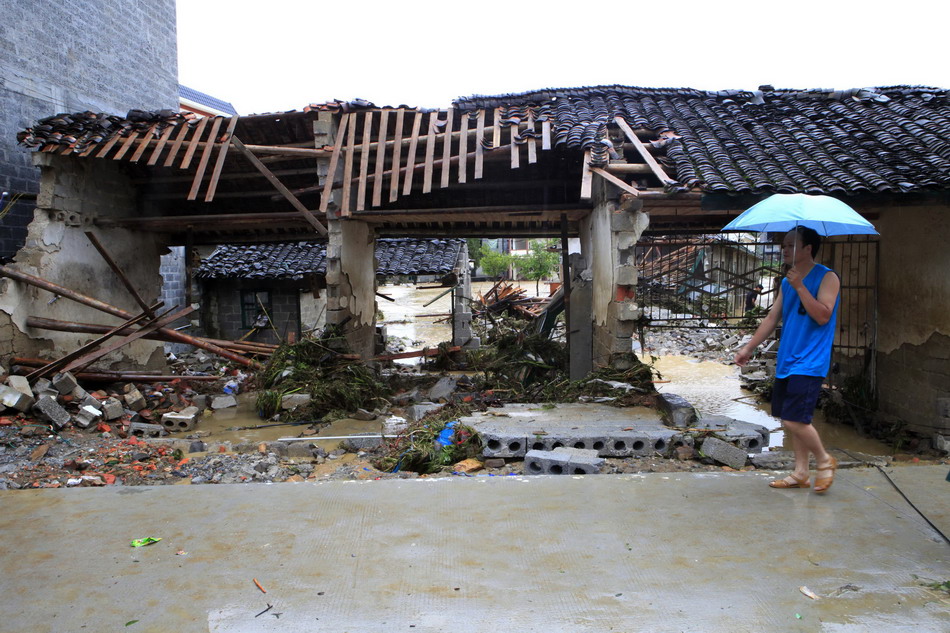 广西凤山暴雨成灾 部分地区道路和民房受损