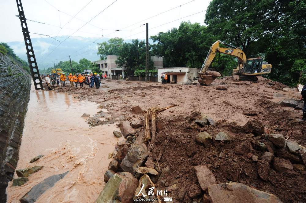 重庆綦江持续暴雨 山体滑坡致川黔铁路中断