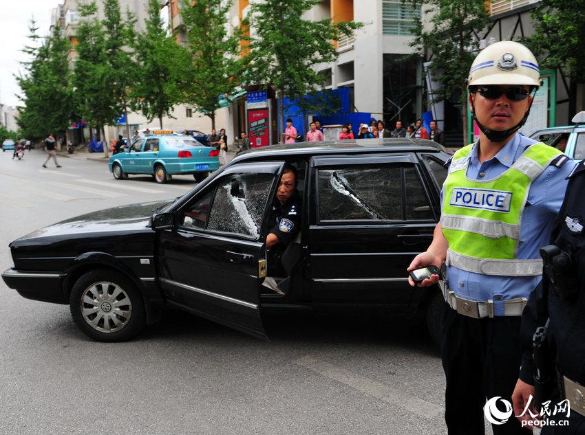 民警鸣枪示警,在追捕持刀的2名嫌疑男子时再次开枪,但未击中.